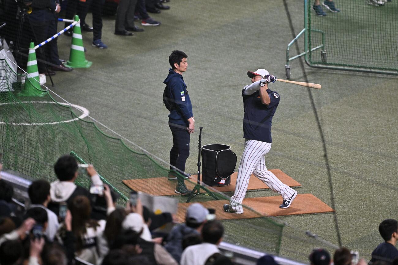 日本対中日　試合前練習で調整する鈴木（撮影・滝沢徹郎）
