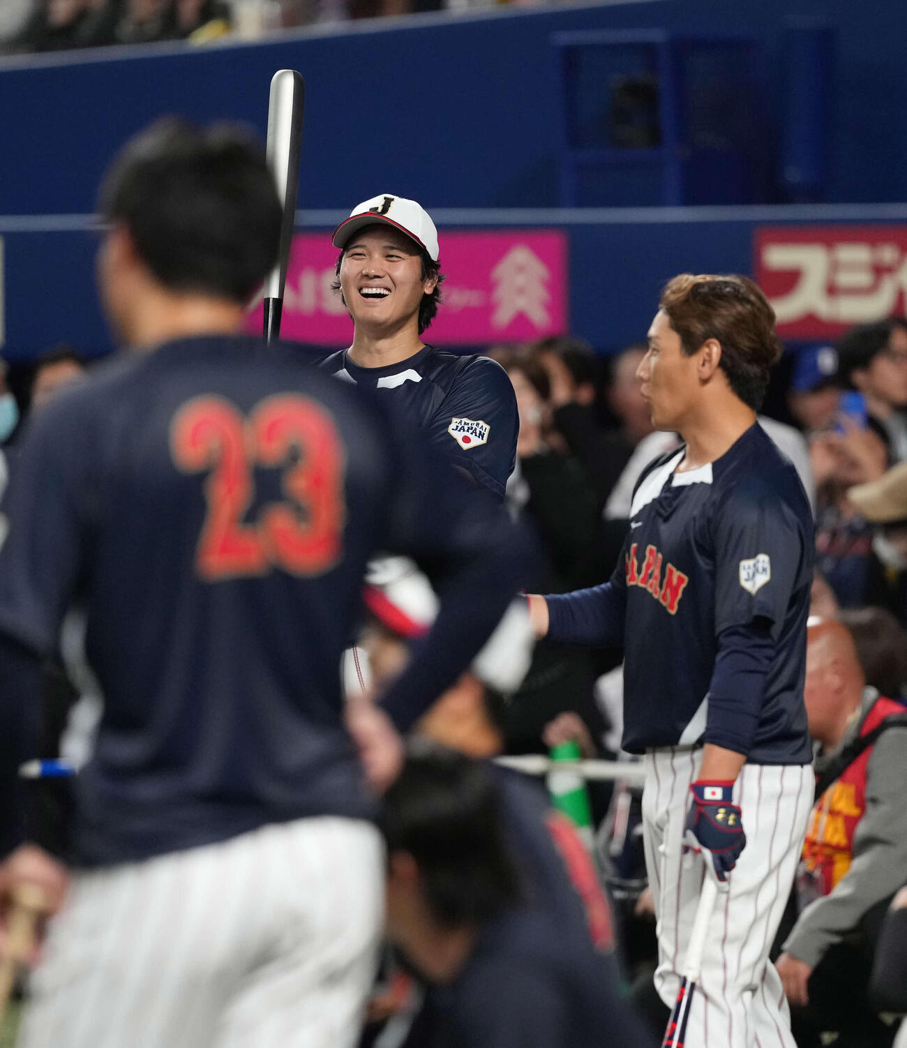 日本対中日　談笑する大谷（左）と吉田（撮影・井上学）