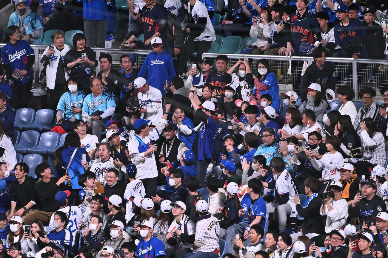 日本対中日　試合前練習で大谷翔平のフリー打撃のボールを手に入れたファン（中央）（撮影・滝沢徹郎）