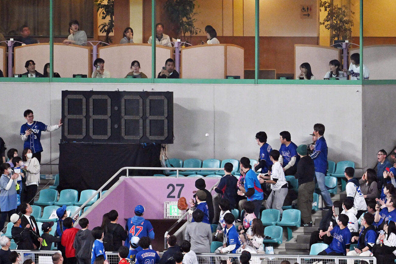 日本対中日　試合前練習で大谷のフリー打撃のボール（撮影・滝沢徹郎）