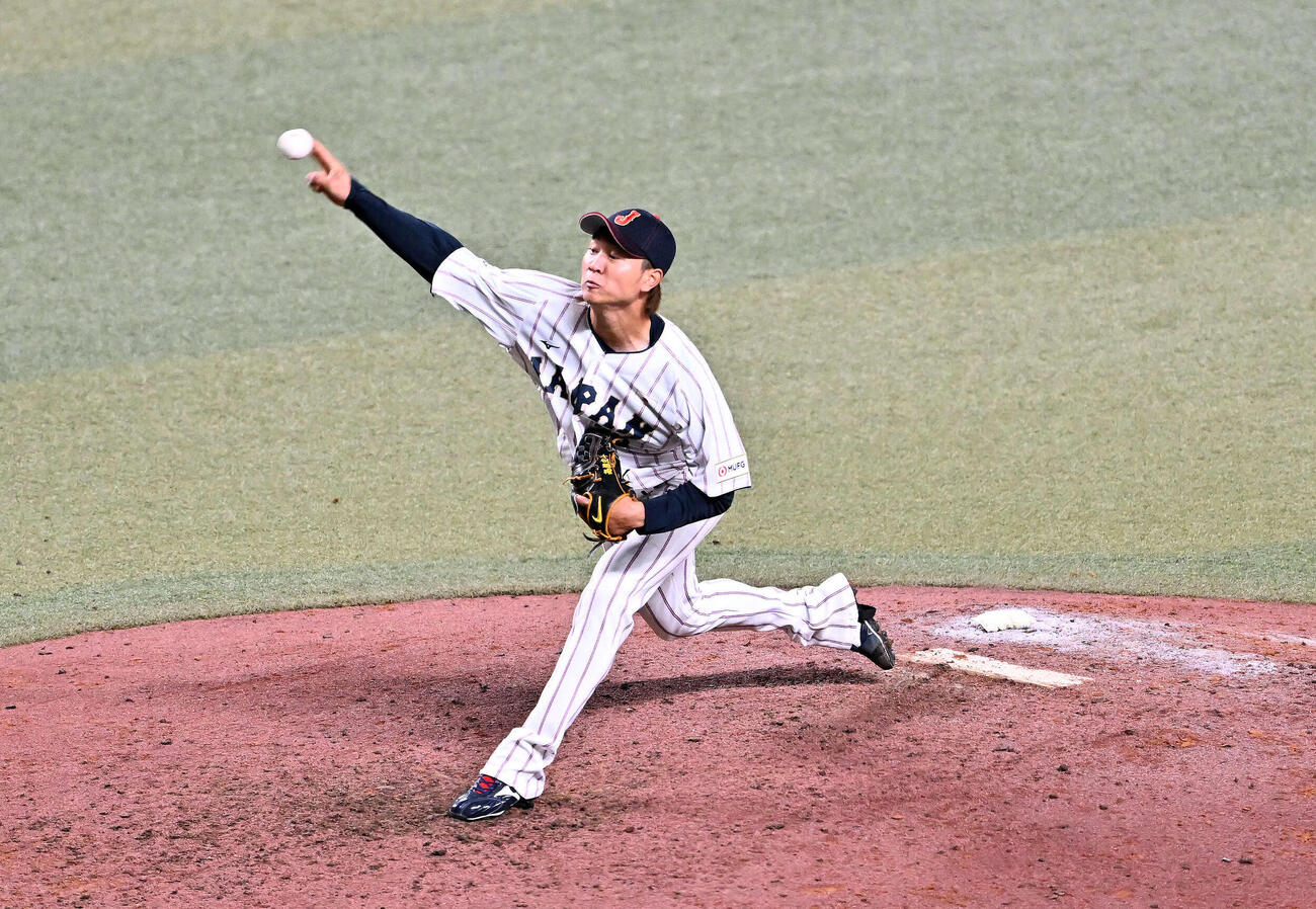 日本対中日　9回表途中から日本7番手で登板する高橋（撮影・滝沢徹郎）