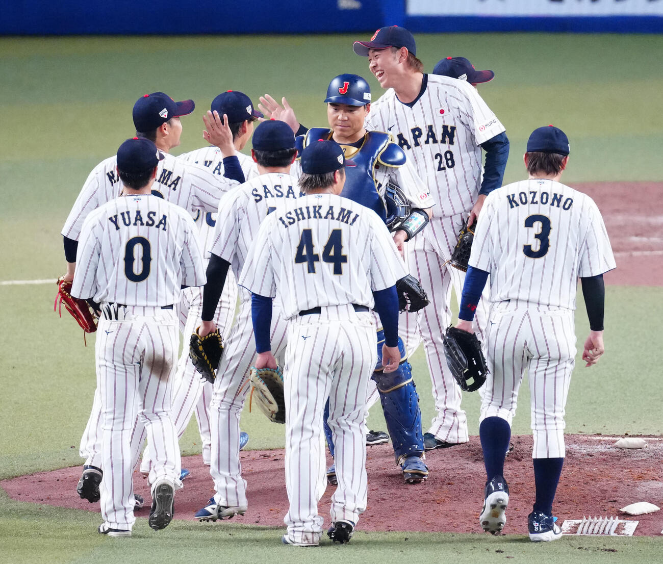 日本対中日　試合に勝利しナインと笑顔でタッチを交わす高橋宏（右から2人目）（撮影・垰建太）