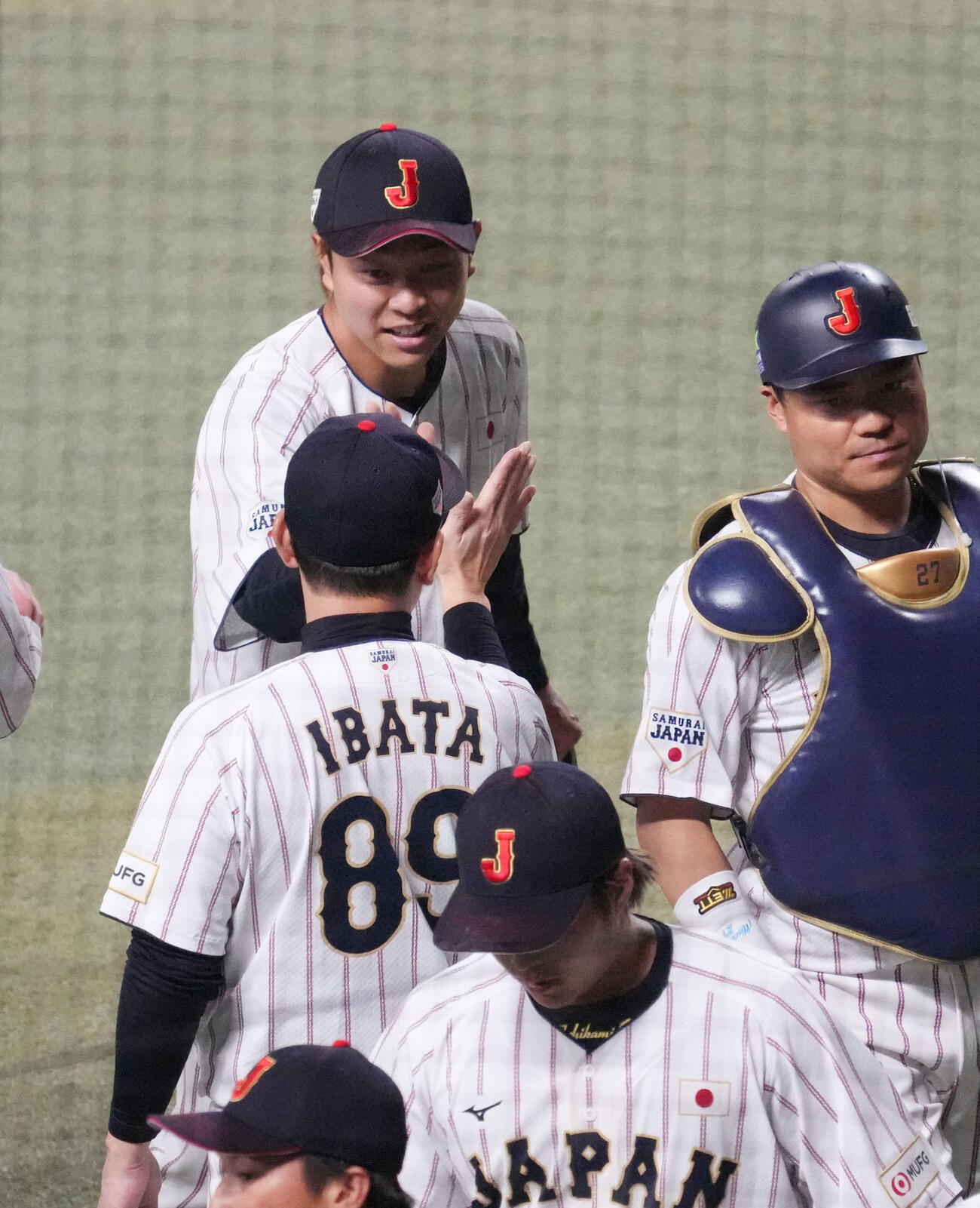日本対中日　試合終了、高橋（左）は井端監督を交わす（撮影・森本幸一）