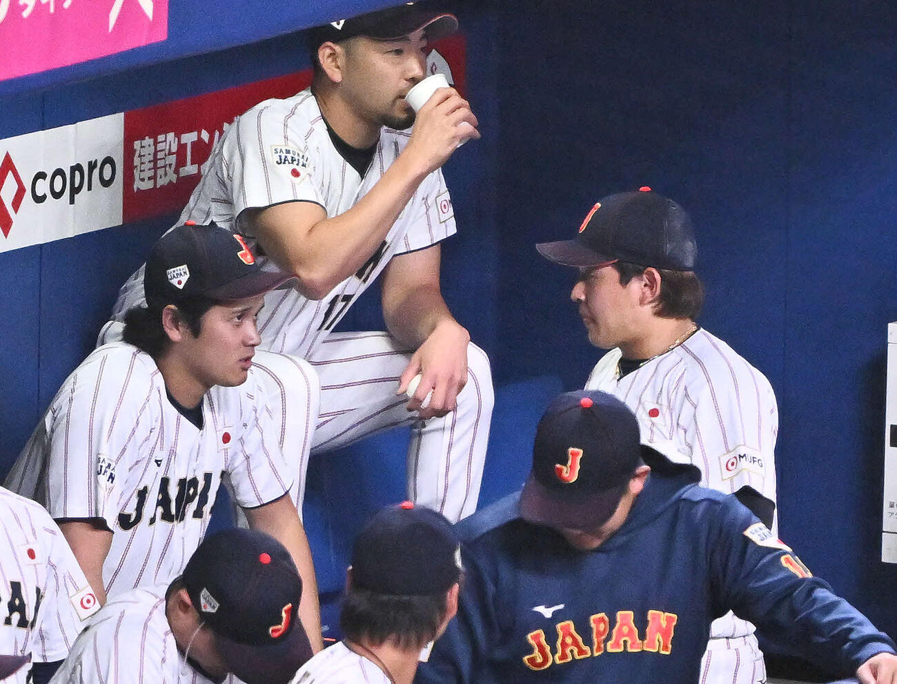 日本対中日　2回表を投げ終えた日本先発の宮城（右）と話す大谷（左）。後方は菊池（撮影・滝沢徹郎）