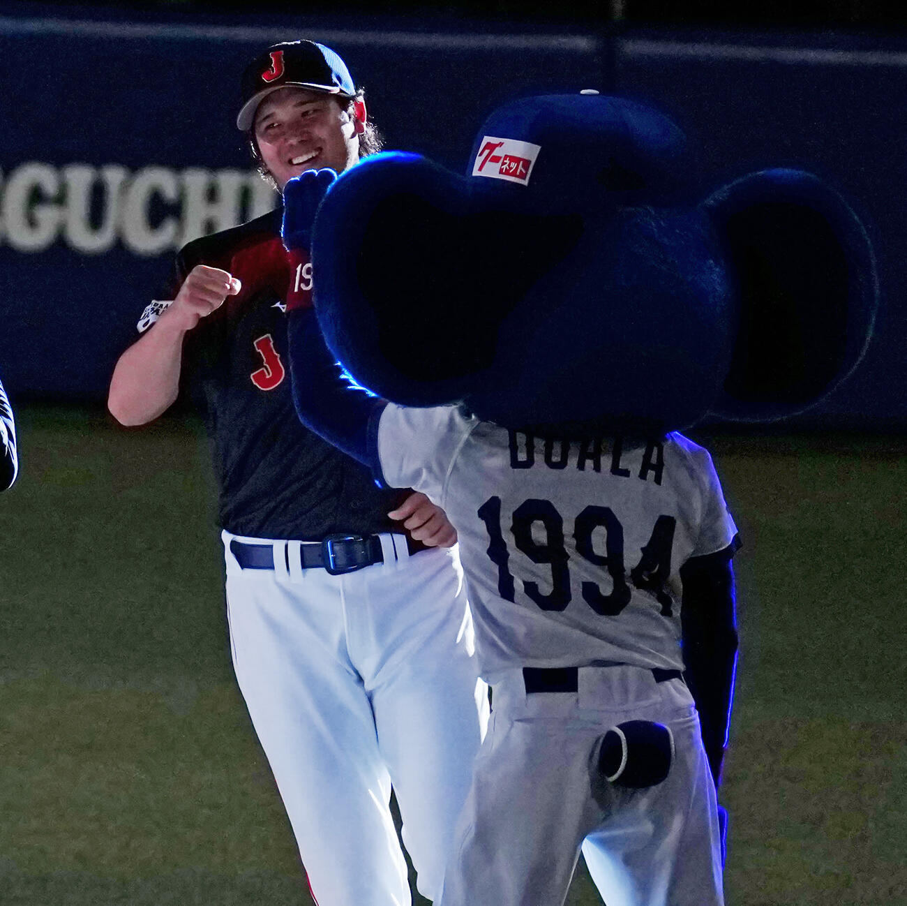 中日対日本　試合前の選手紹介でドアラ（右）のタッチをスルーする大谷（撮影・垰建太）