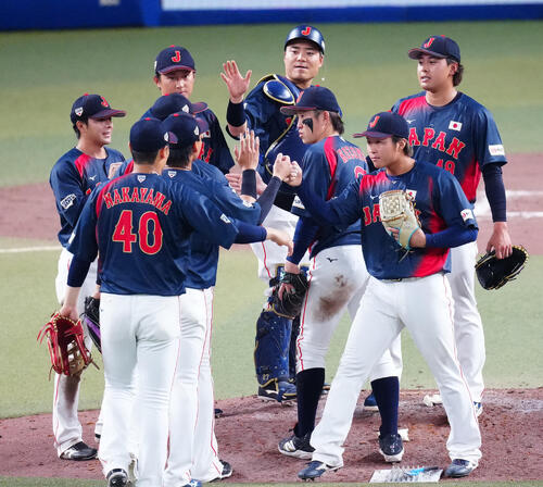 中日対日本 中日に勝利しタッチを交わすナイン(撮影・垰建太)