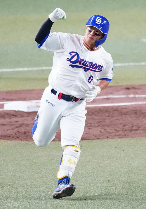 中日対日本 3回裏中日無死、ソロ本塁打を放ちガッツポーズする辻本(撮影・垰建太)