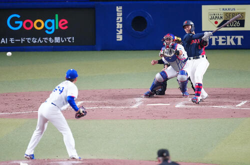 中日対日本 5回表日本1死一、二塁、適時打を放つ坂本。投手三浦(撮影・垰建太)