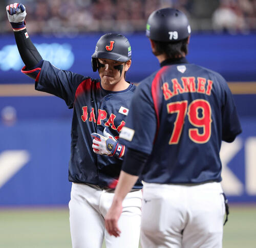 中日対日本5回表日本1死一、三塁、小園は中前に勝ち越し適時打を放ち一塁でガッツポーズ(撮影・西尾就之)