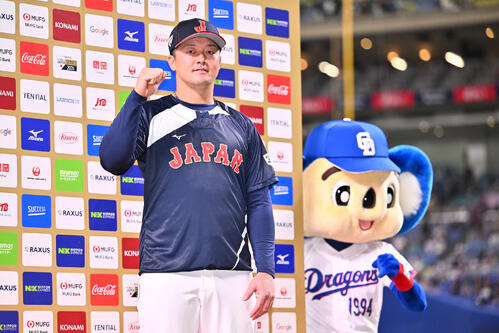 中日対日本 ヒーローインタビューを終えポーズを決める牧とドアラ(撮影・滝沢徹郎)