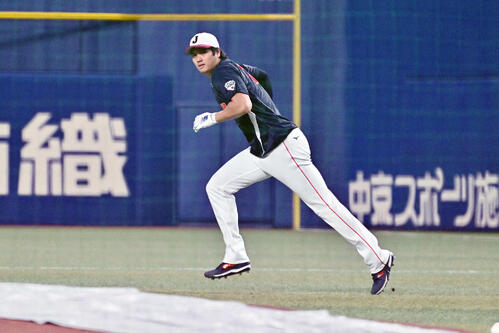 中日対日本 試合前に走塁練習をする大谷(撮影・滝沢徹郎)