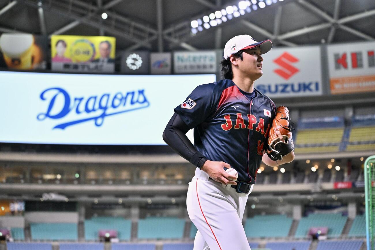 中日対日本　試合前練習のキャッチボールを終え引き揚げる大谷（撮影・滝沢徹郎）