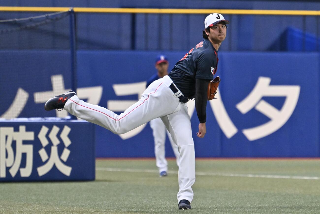 中日対日本　試合前練習でキャッチボールをする大谷（撮影・滝沢徹郎）