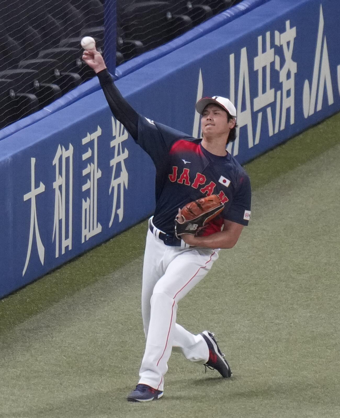 中日対日本　キャッチボールをする大谷翔平（撮影・井上学）