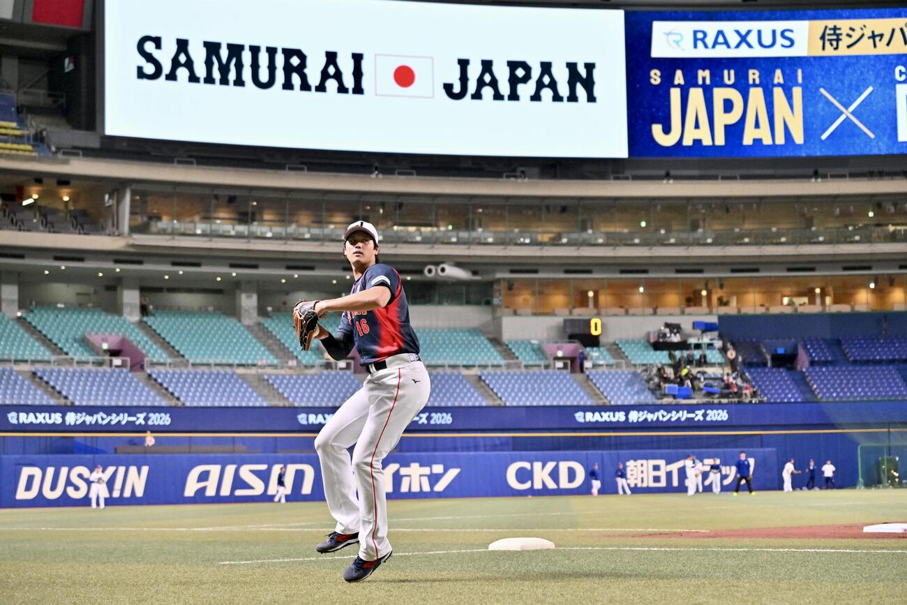 中日対日本　試合前練習でキャッチボールをする大谷（撮影・滝沢徹郎）