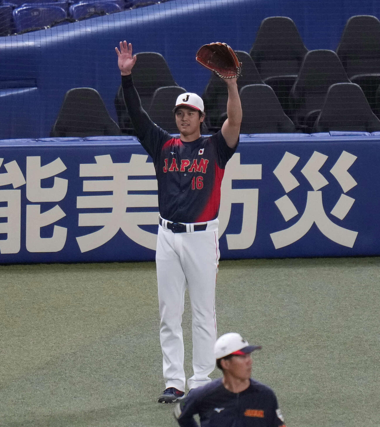 中日対日本　キャッチボールで暴投し謝る大谷（撮影・井上学