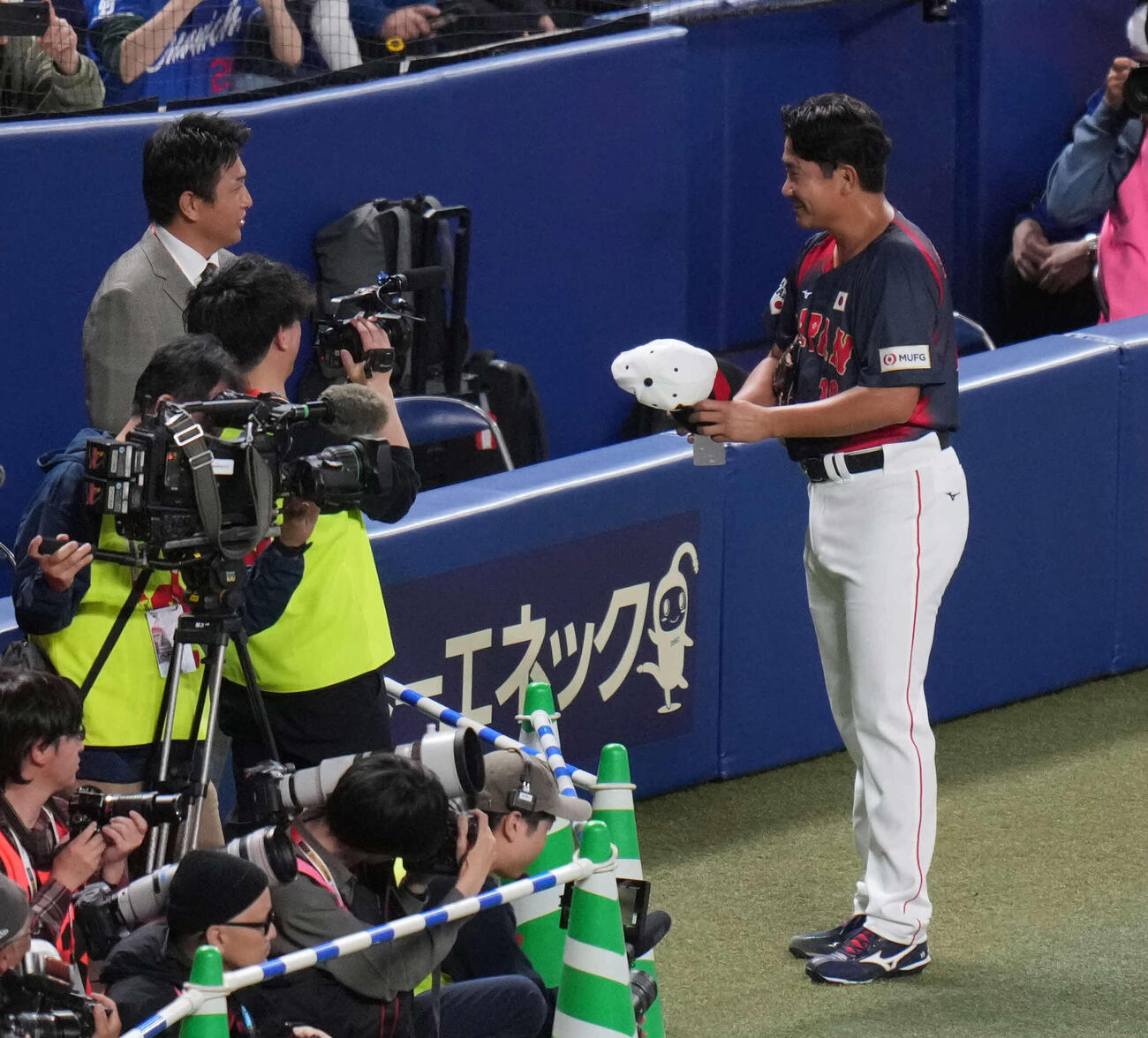 中日対日本　談笑する菅野（右）と高橋由伸氏（撮影・井上学）