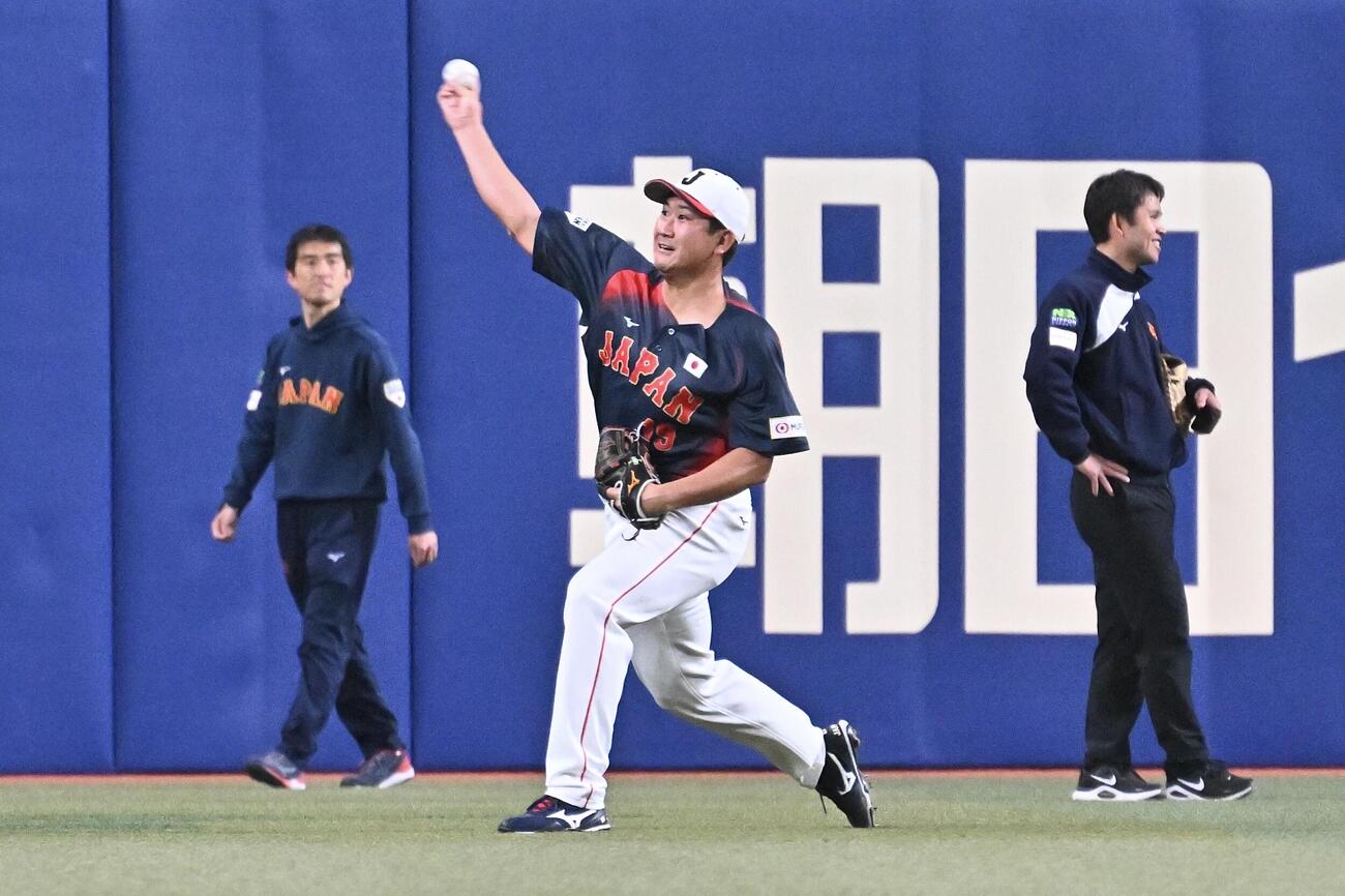 中日対日本　試合前練習でキャッチボールする菅野（撮影・滝沢徹郎）