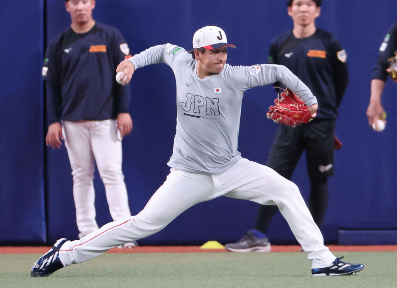 中日対日本　前日の試合で途中降板した大勢は外野でキャッチボール（撮影・西尾就之）