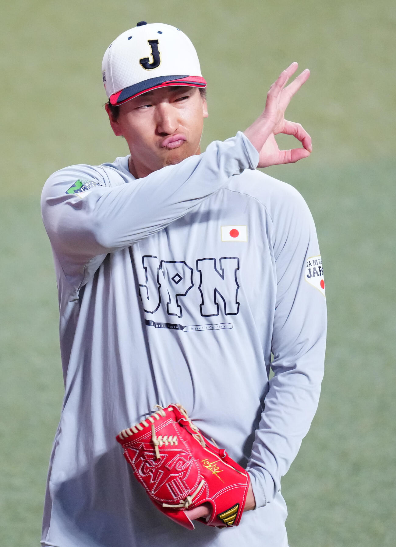 中日対日本　試合前、投球練習を終えOKサインを出す大勢（撮影・垰建太）