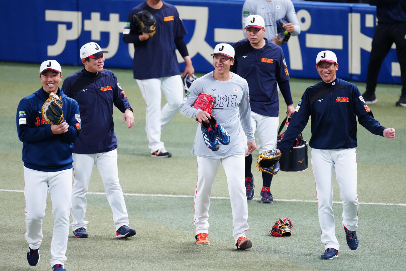 中日対日本　試合前、コーチたちと笑顔を見せながらグラウンドに入る大勢（中央）（撮影・垰建太）