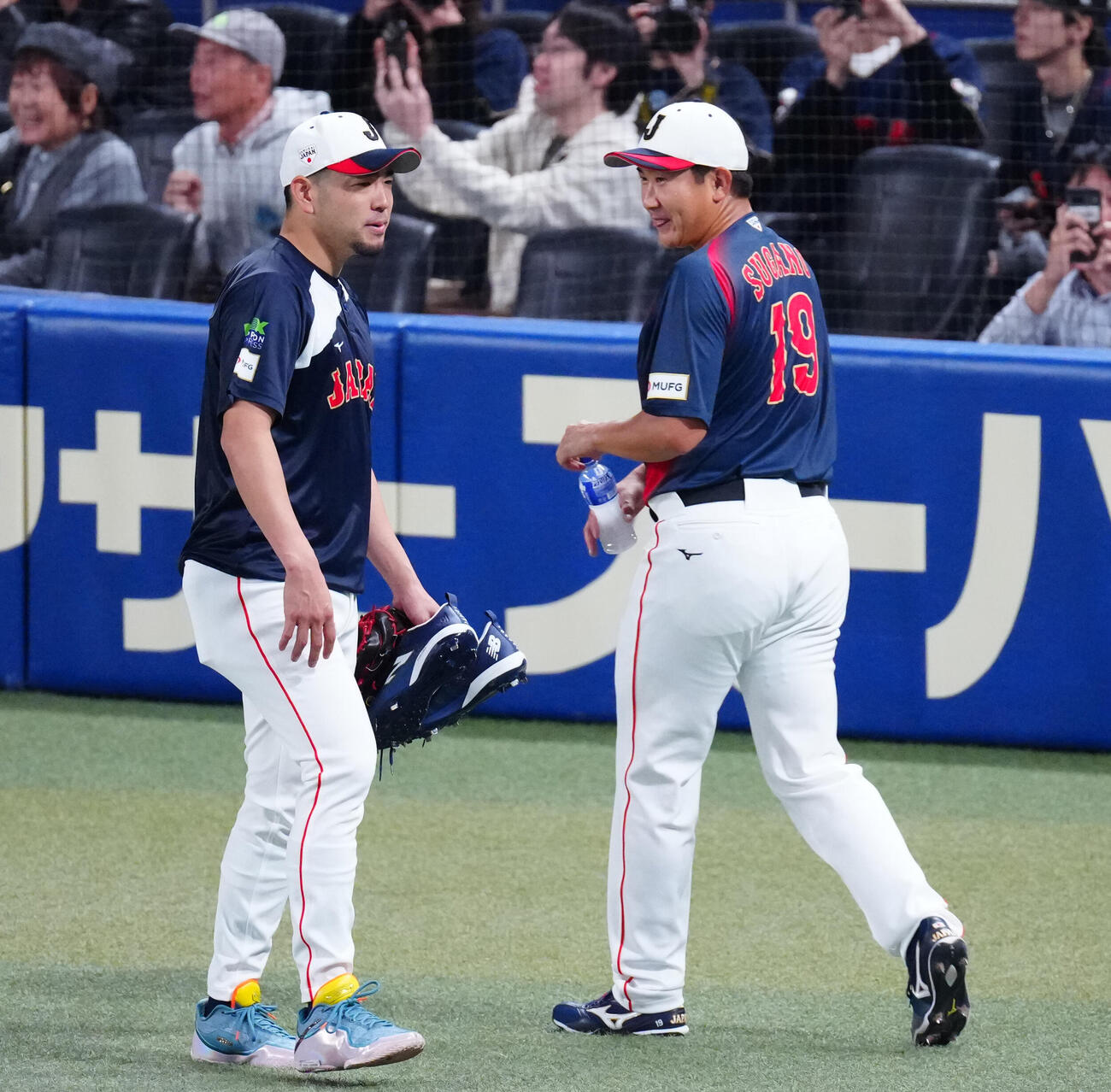 中日対日本　試合前、笑顔で言葉を交わす菊池（左）と菅野（撮影・垰建太）