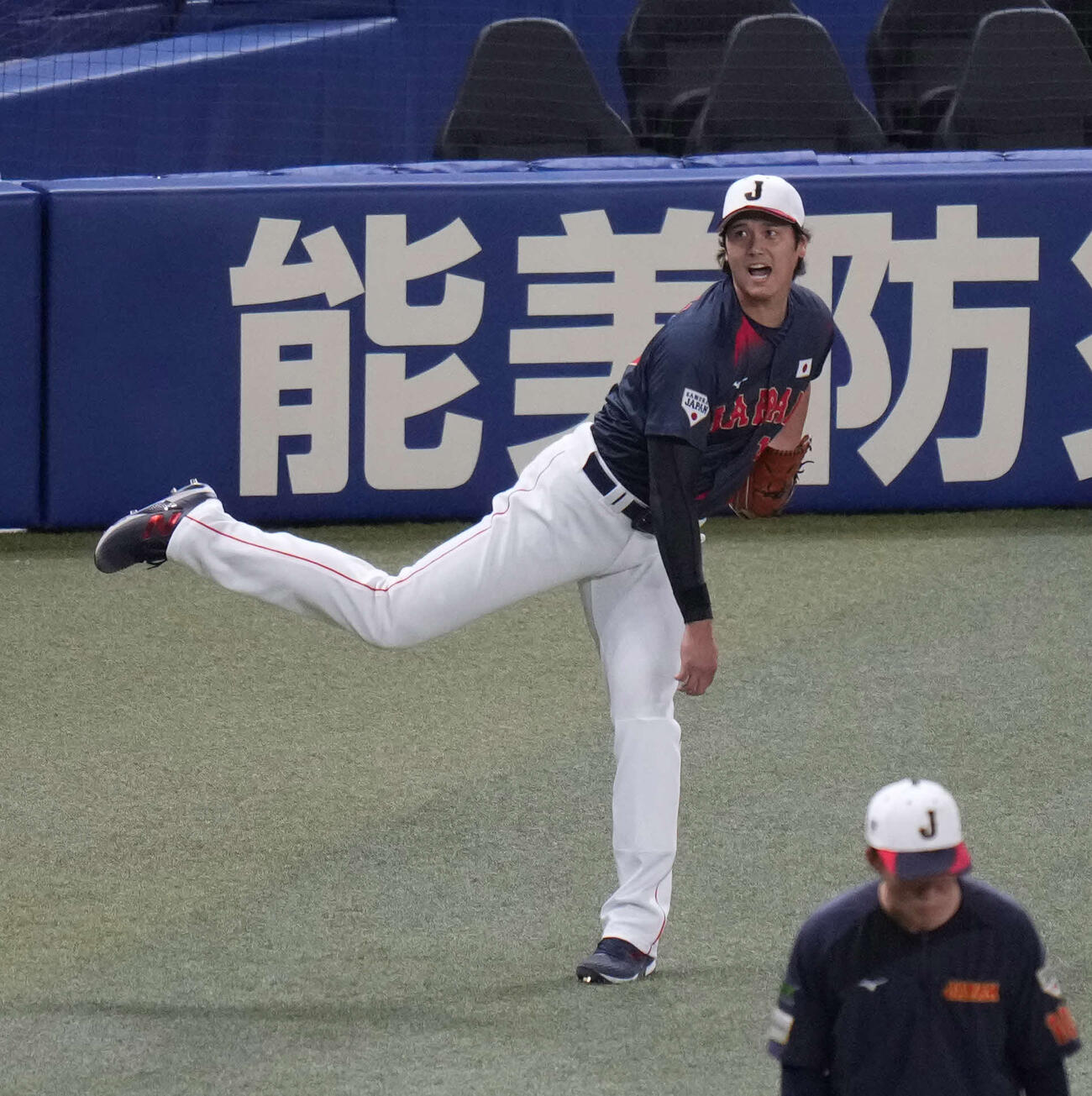 中日対日本　キャッチボールで暴投する大谷（撮影・井上学