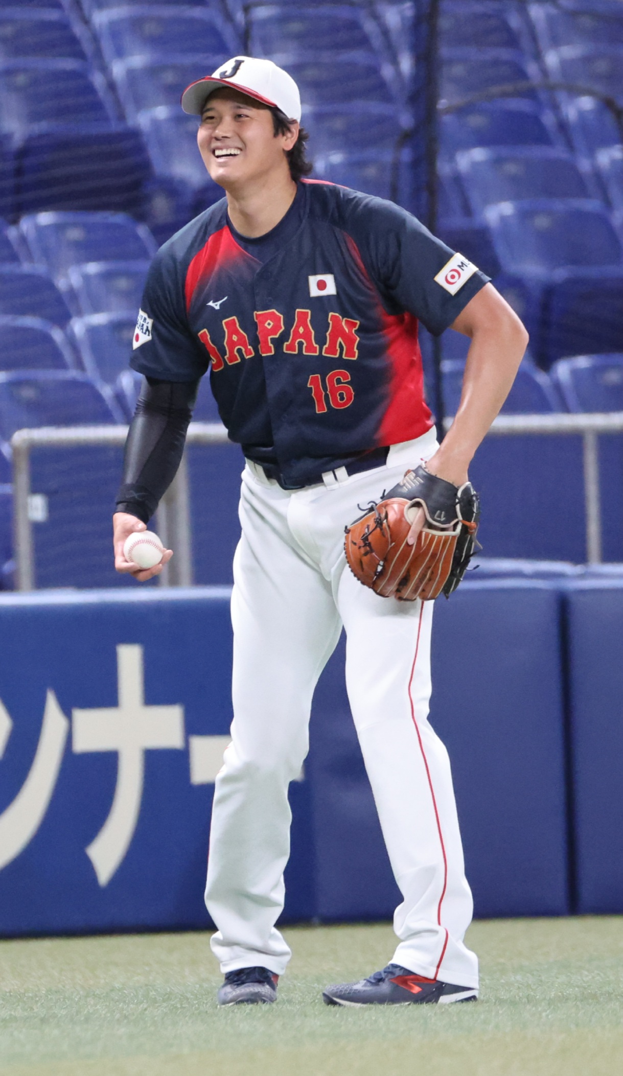 中日対日本　中日練習中に三塁側ファールゾーンでキャッチボールする大谷（撮影・西尾就之）