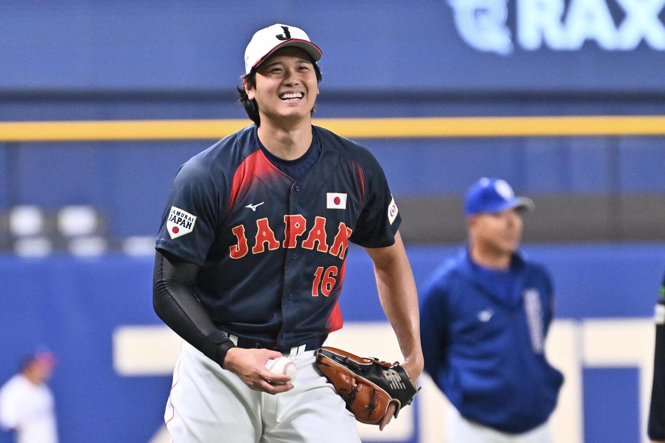 中日対日本　試合前練習で笑顔の大谷（撮影・滝沢徹郎）
