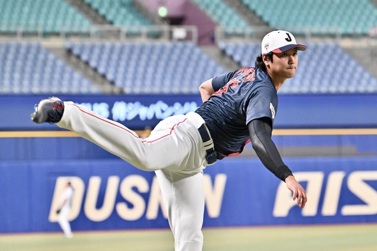 中日対日本　試合前練習でキャッチボールをする大谷（撮影・滝沢徹郎）