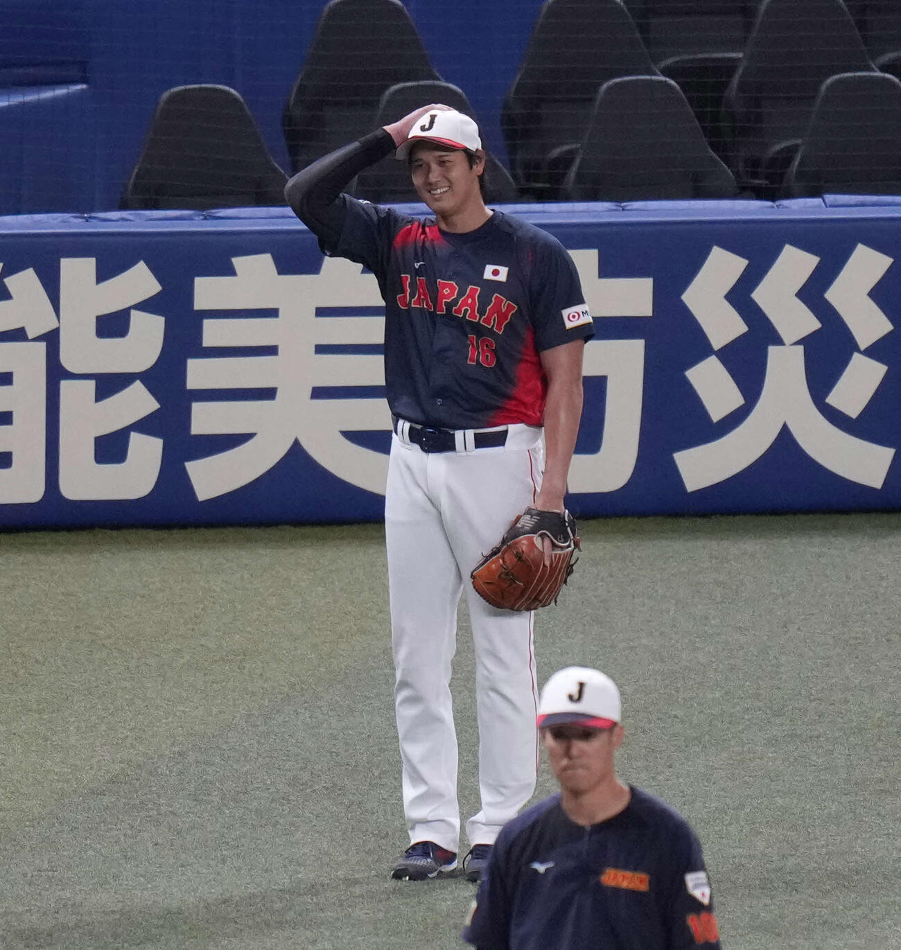 中日対日本　キャッチボールで暴投し苦笑いする大谷（撮影・井上学