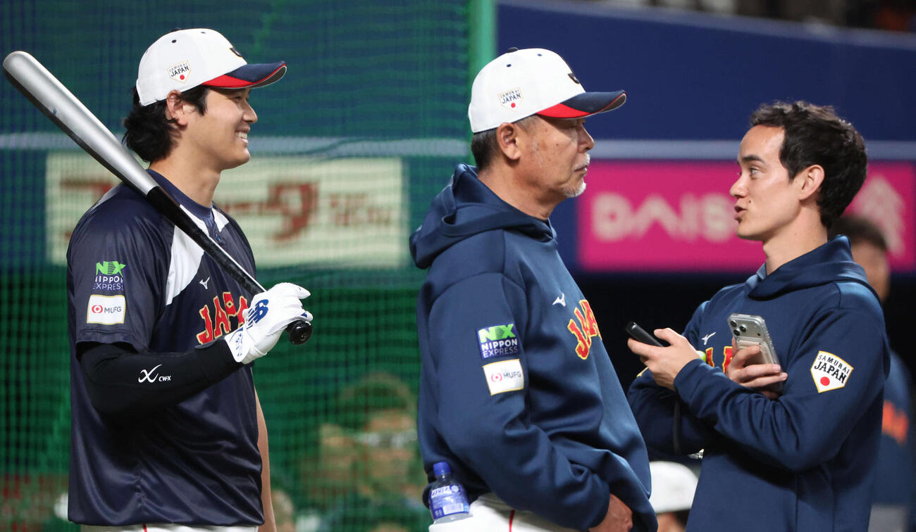 中日対日本　フリー打撃中にウィル・アイアトン氏と話す大谷（撮影・西尾就之）