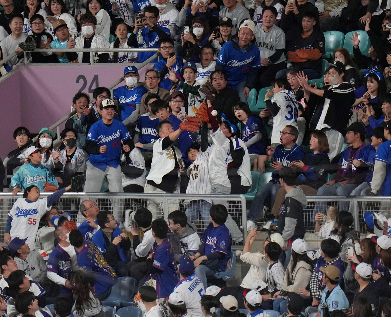 中日対日本　スタンドインした大谷の打球（撮影・井上学）