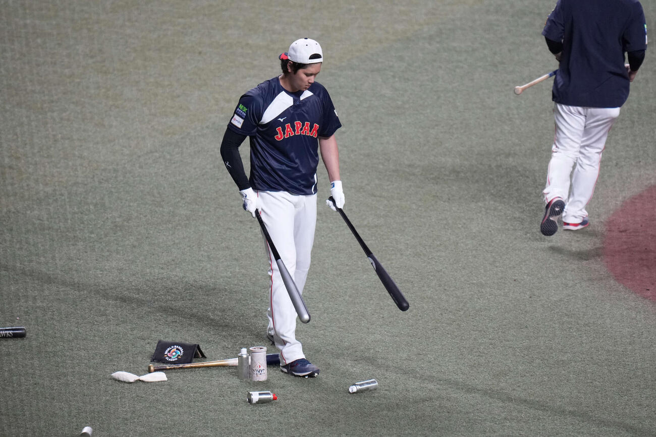 中日対日本　バットを持ってグラウンドに入る大谷（撮影・井上学）