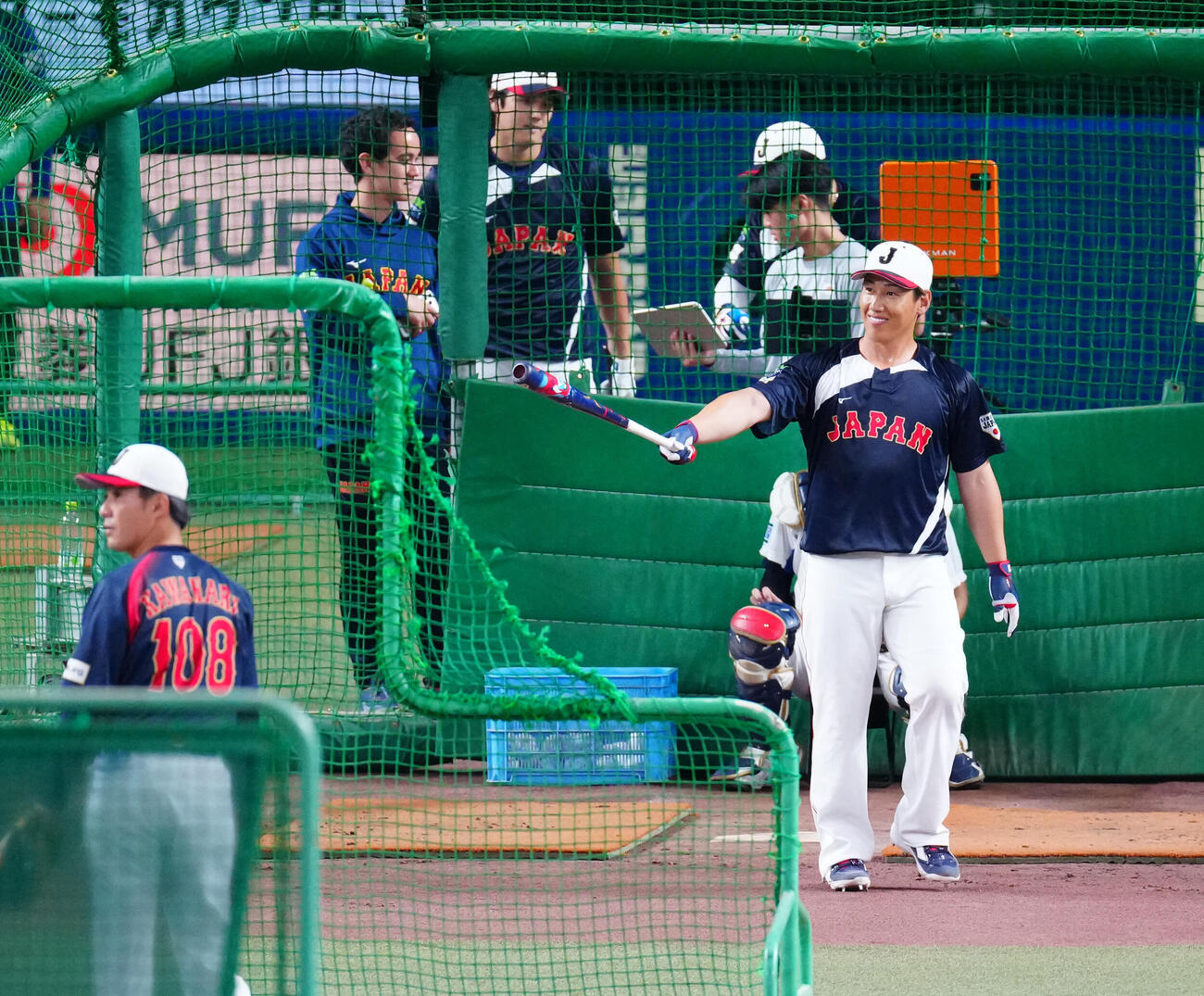 中日対日本　フリー打撃で笑顔を見せる吉田（撮影・垰建太）
