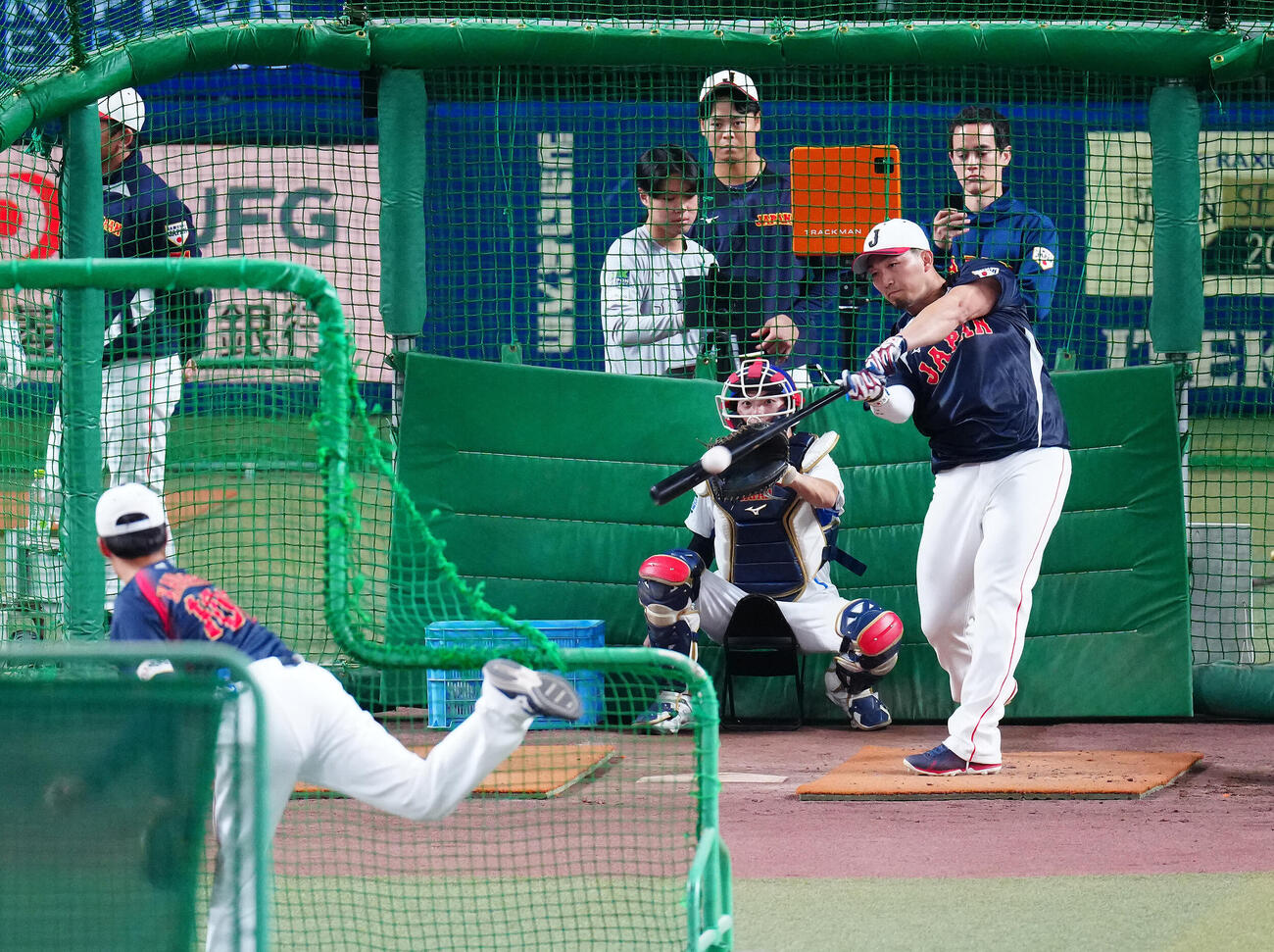 中日対日本　フリー打撃を行う鈴木（撮影・垰建太）