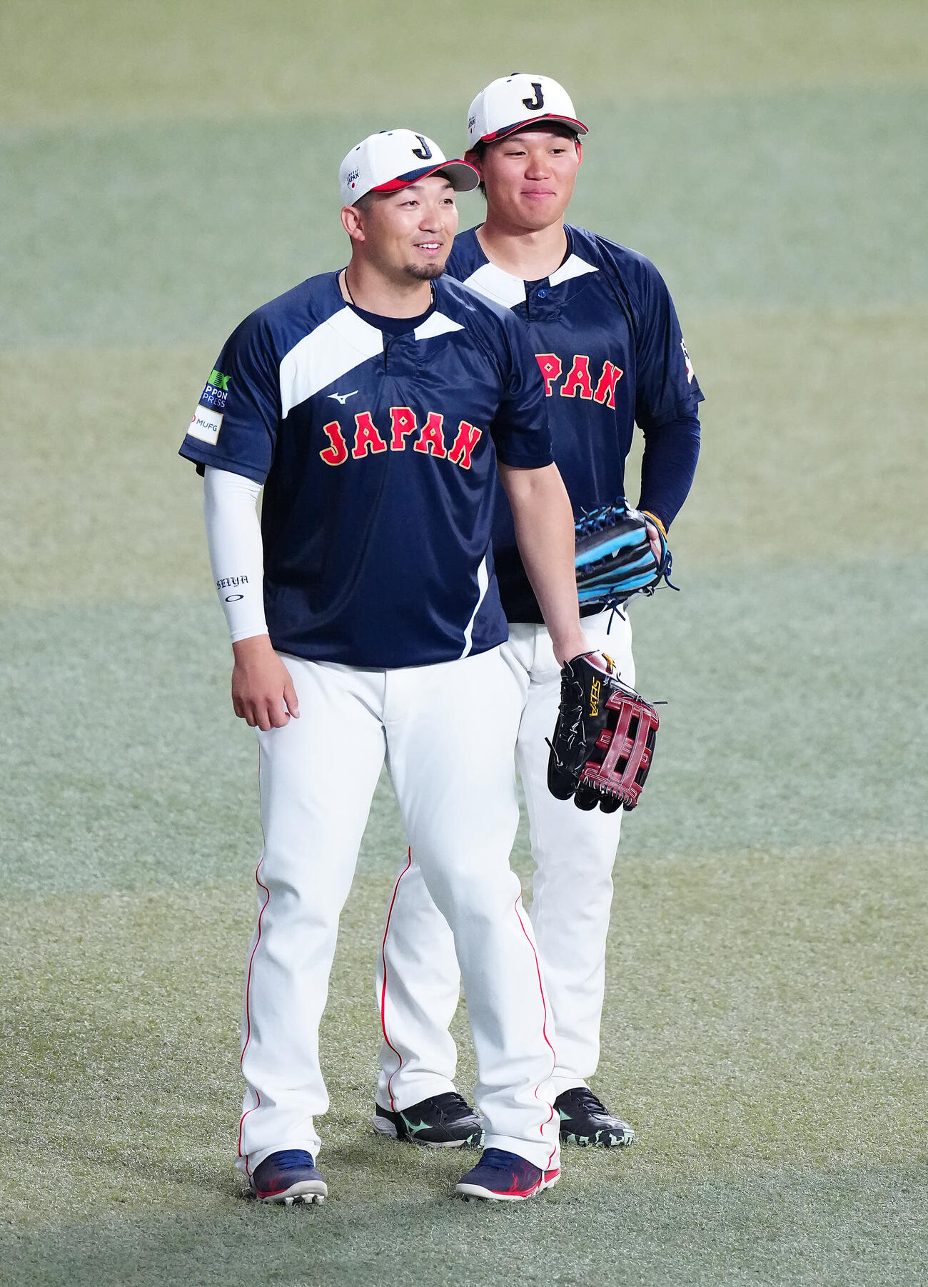 中日対日本　守備練習中に笑顔を見せる鈴木（左）と森下（撮影・垰建太）