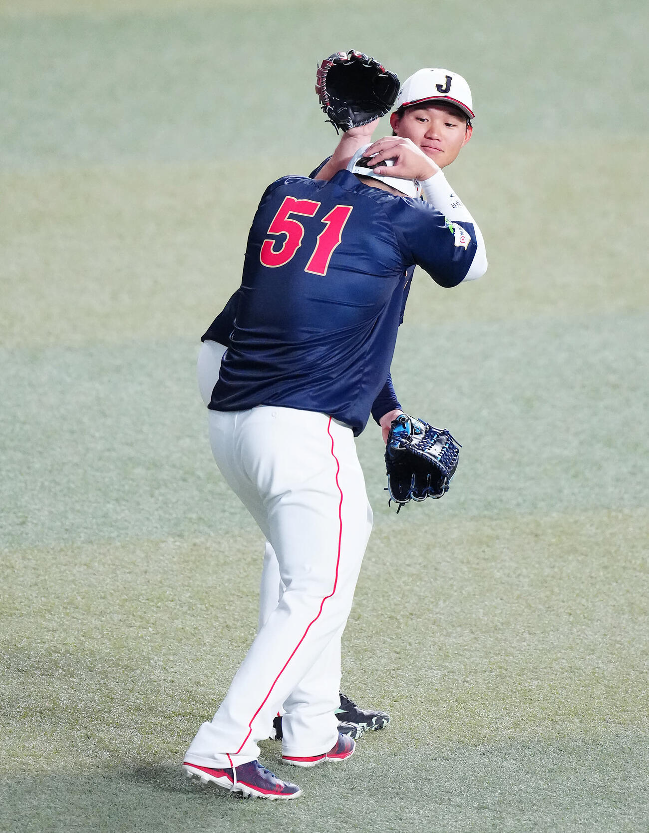 中日対日本　守備練習中に打球に警戒し森下（右）に抱きつく鈴木（撮影・垰建太）