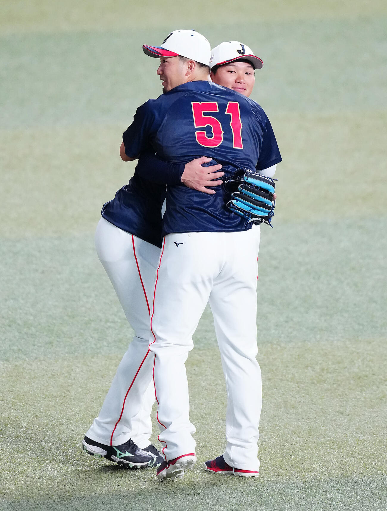 中日対日本　守備練習中に打球に警戒し森下（右）に抱きつく鈴木（撮影・垰建太）