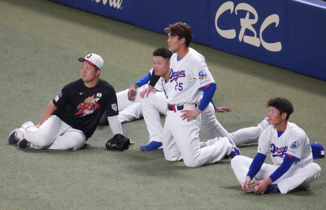 中日対日本　試合前、打撃練習を見つめる左から牧、細川、石川昂、新保（撮影・森本幸一）