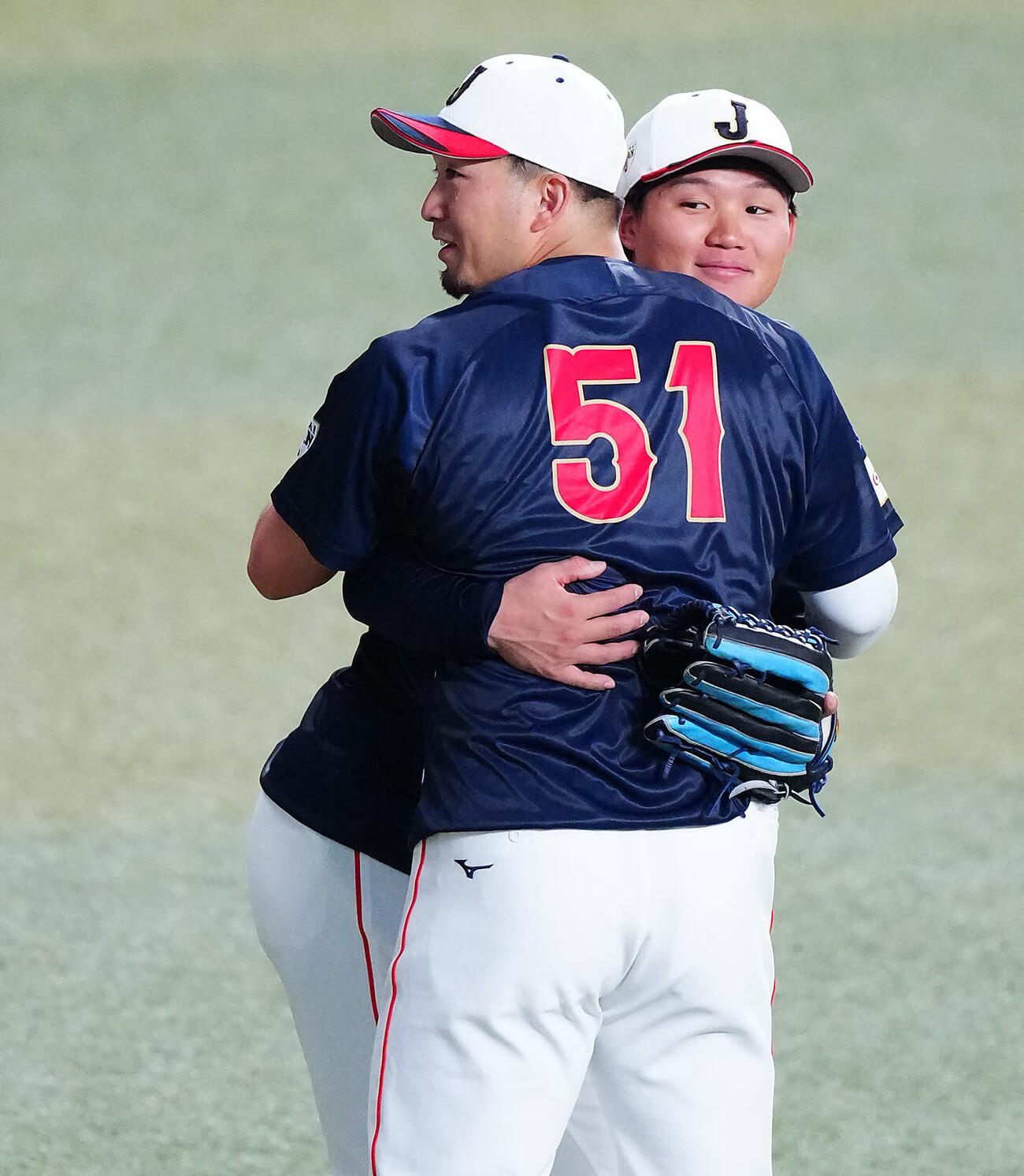 中日対日本　守備練習中に打球に警戒し森下（右）に抱きつく鈴木（撮影・垰建太）