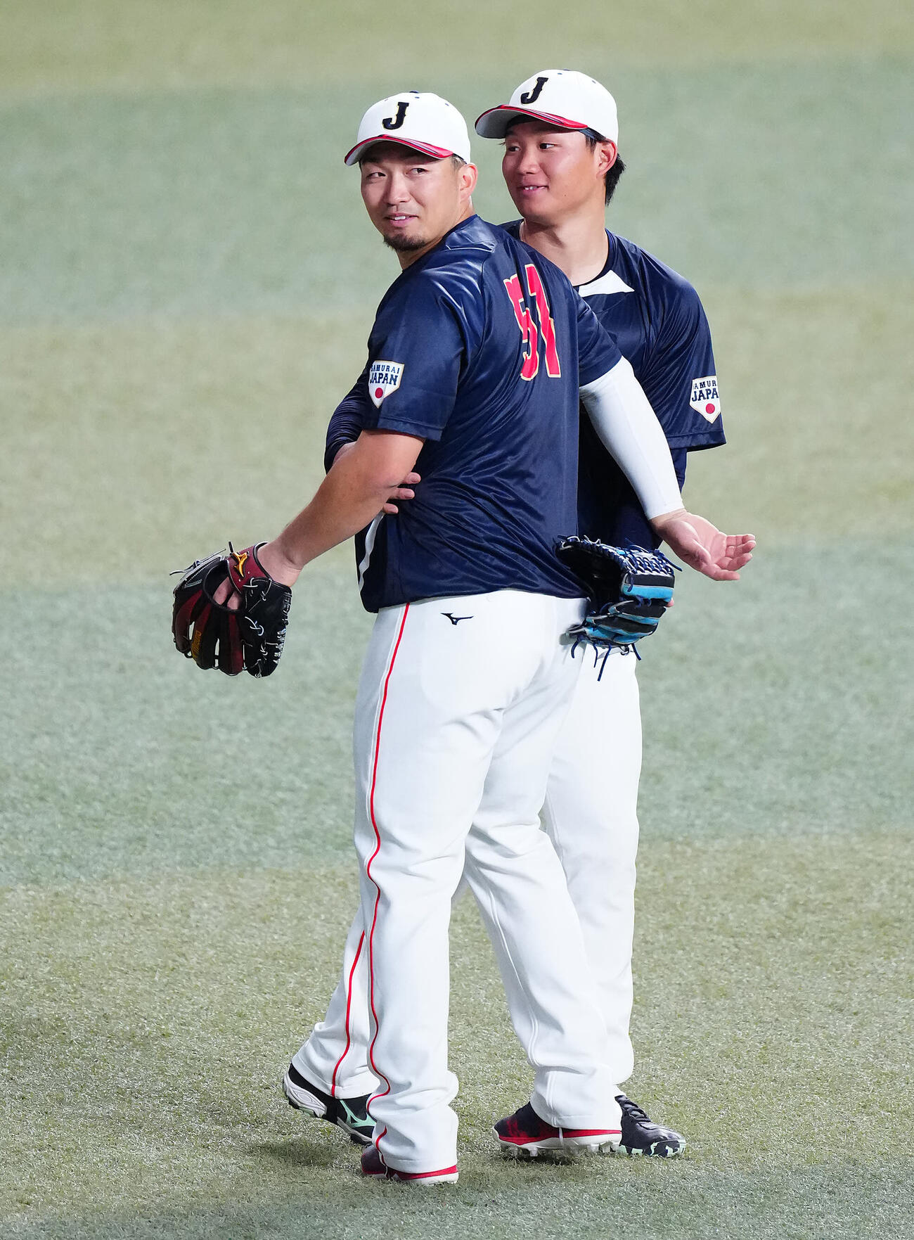 中日対日本　守備練習中に打球に警戒し森下（右）に抱きつく鈴木（撮影・垰建太）