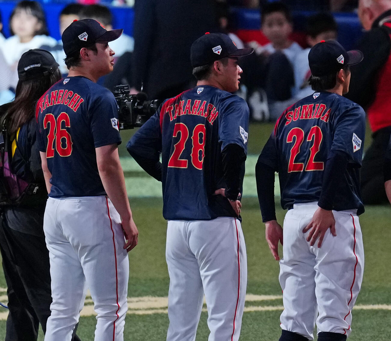 中日対日本　試合前の選手紹介で高橋宏のユニホームを着る金丸（中央）（撮影・垰建太）