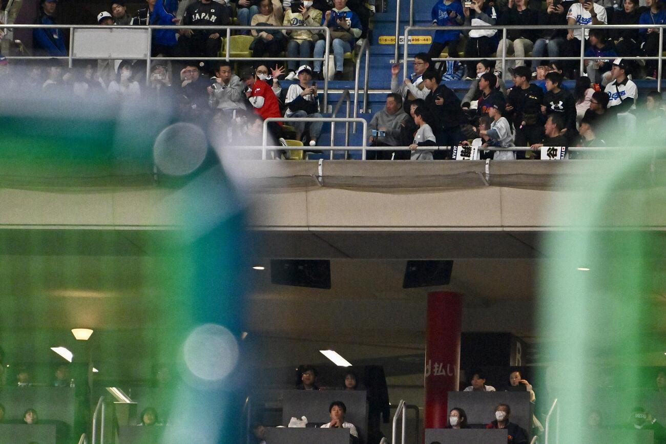 中日対日本　試合前練習でフリー打撃をする大谷の打球は最上段の観客席に着弾する（撮影・滝沢徹郎）