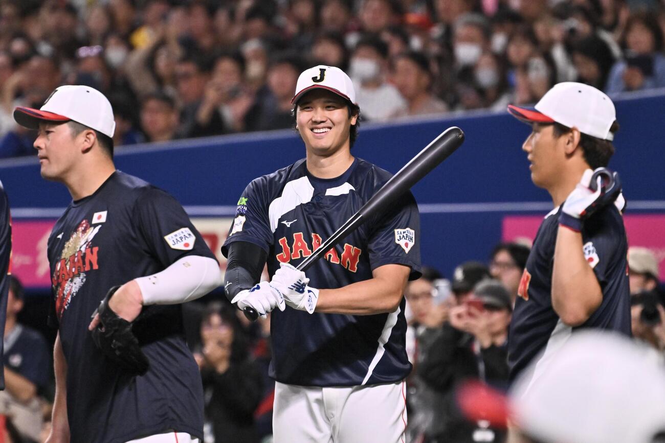 中日対日本　試合前練習でフリー打撃をする大谷（中央）は笑顔を見せる（撮影・滝沢徹郎）