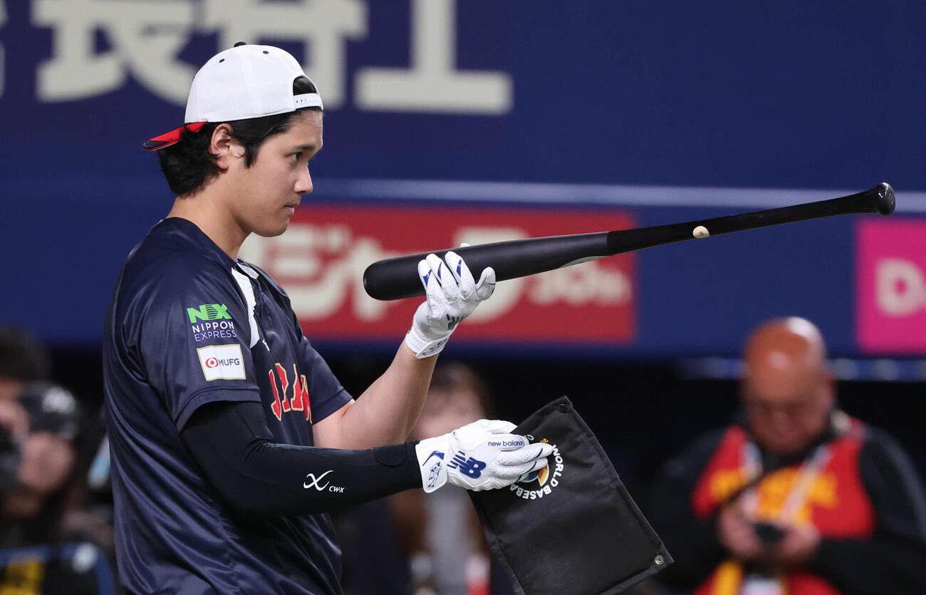 中日対日本　フリー打撃前にバットをチェックする大谷（撮影・西尾就之）