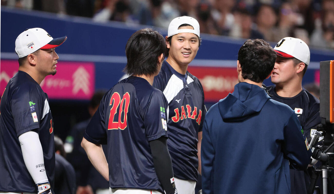 中日対日本　フリー打撃中に（左から）鈴木、周東、牧と話す大谷（撮影・西尾就之）