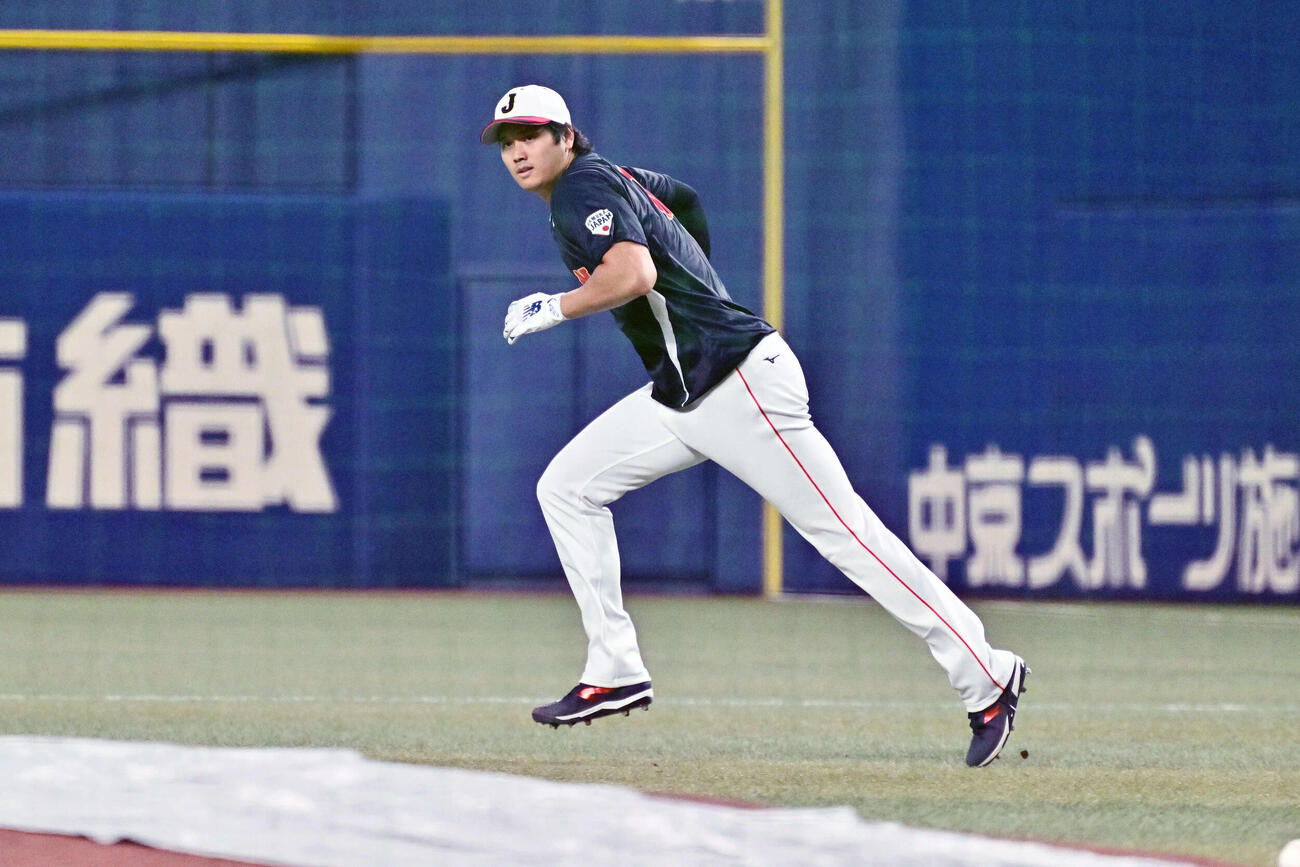 中日対日本　試合前に走塁練習をする大谷（撮影・滝沢徹郎）