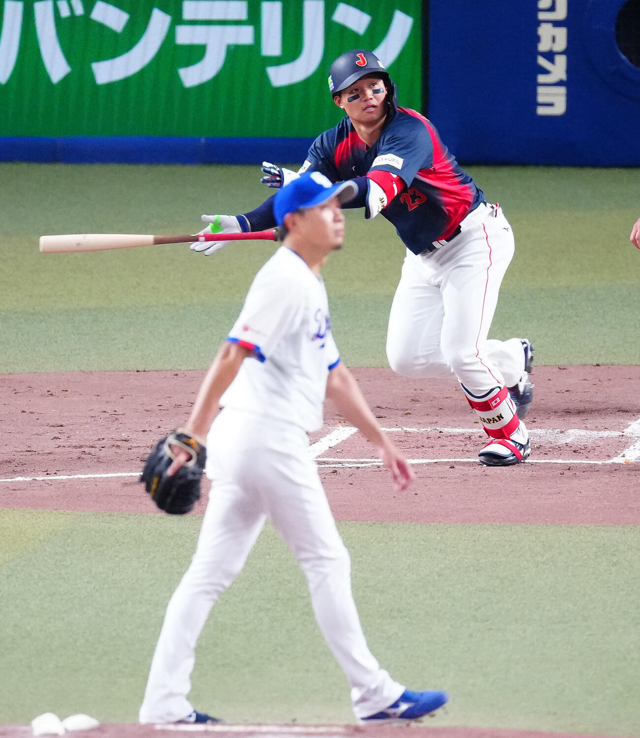 中日対日本　2回表日本無死、左越えソロ本塁打を放つ森下。投手大野（撮影・垰建太）