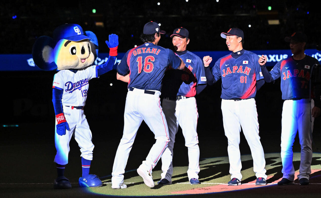 中日対日本　試合前のセレモニーでタッチ求めるドアラ（左）を無視する大谷（左から2人目）（撮影・滝沢徹郎）